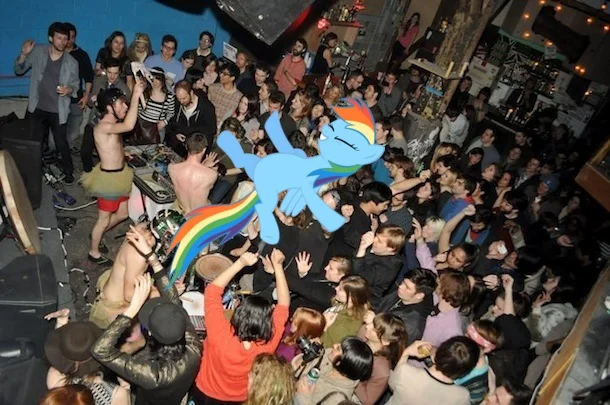 Dash im Moshpit cc-by: snakeman1992.deviantart.com